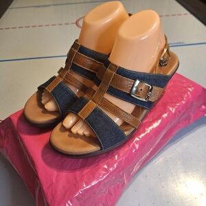 SAS  Leyla Wedges Sandals with Buckle Closures. Size 9 M